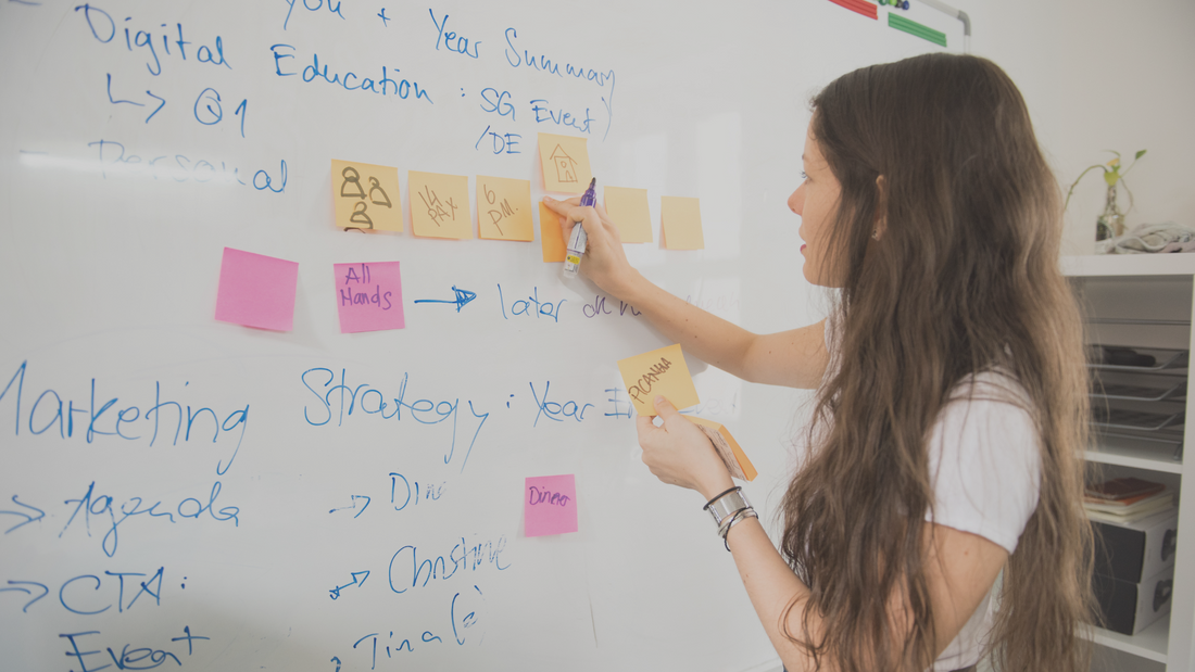 girl brainstorming a digital marketing strategy 